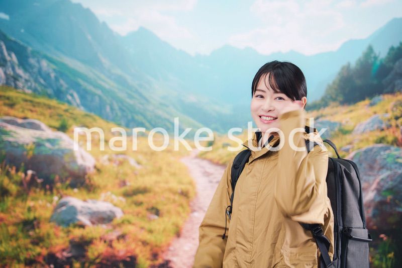 山登りを楽しむ若い女性