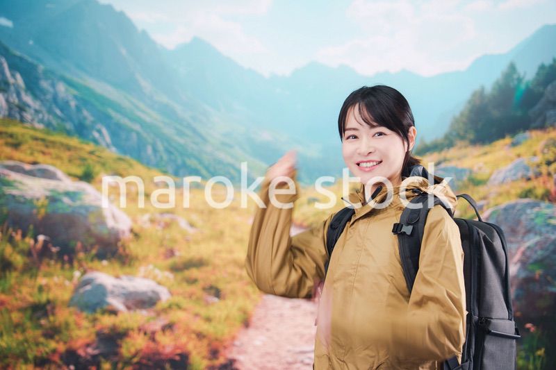 山登りを楽しむ若い女性