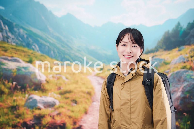 山登りを楽しむ若い女性