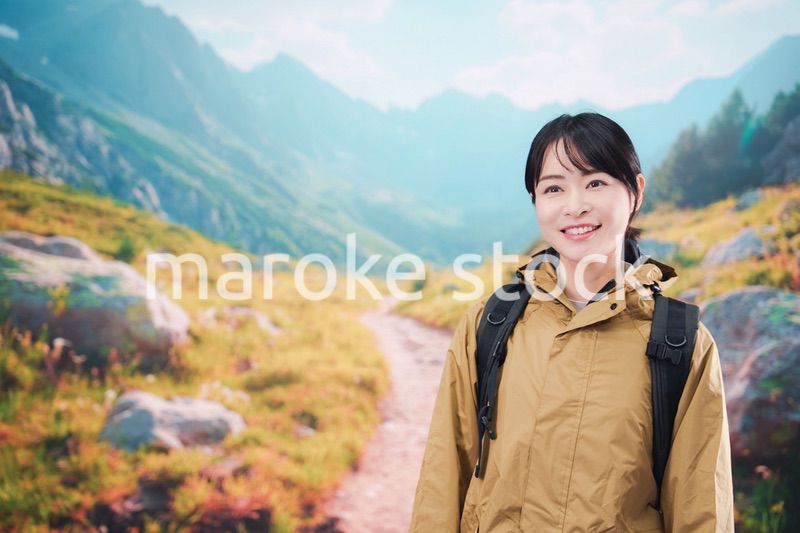 山登りを楽しむ若い女性