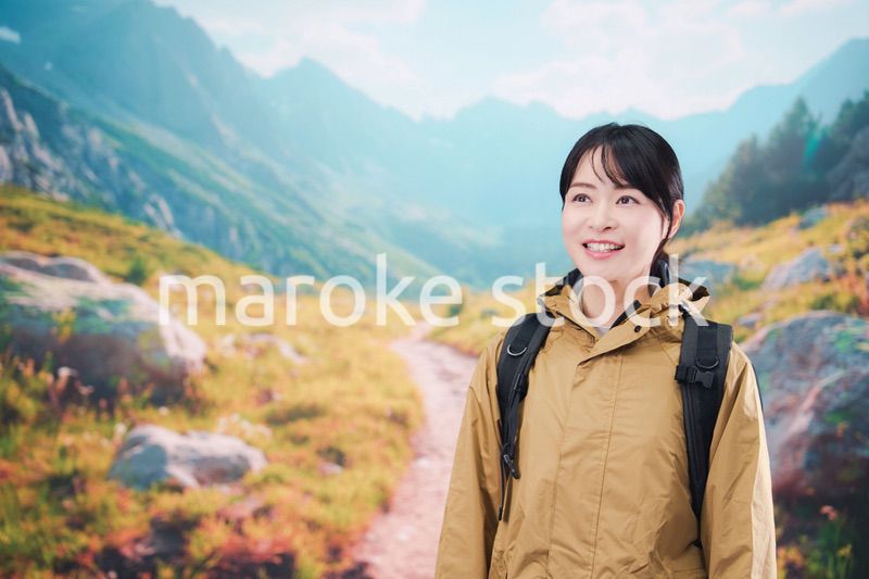 山登りを楽しむ若い女性