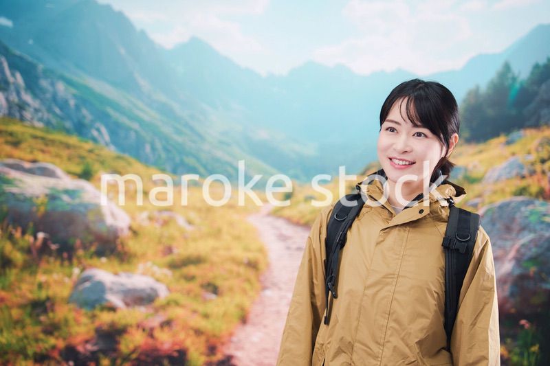 山登りを楽しむ若い女性