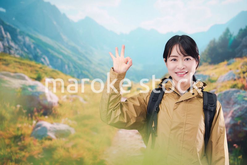 山登りを楽しむ若い女性