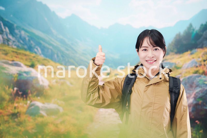 山登りを楽しむ若い女性