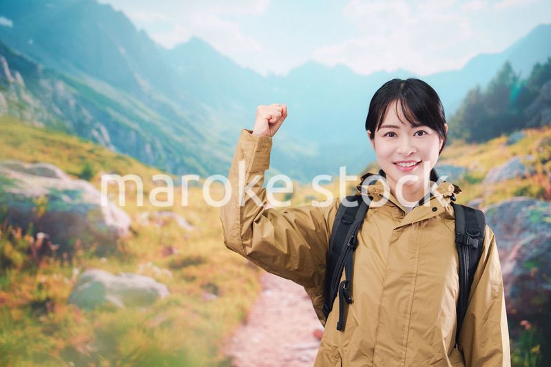 山登りを楽しむ若い女性