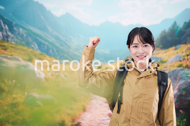 山登りを楽しむ若い女性