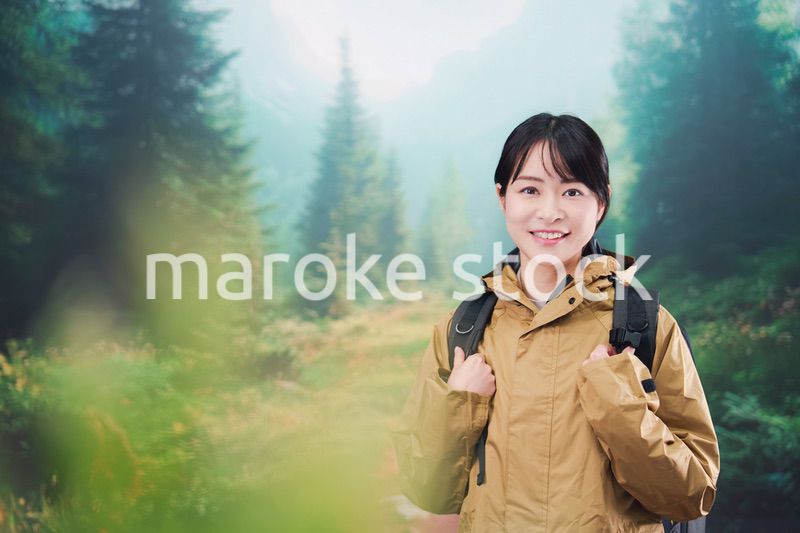 山登りを楽しむ若い女性