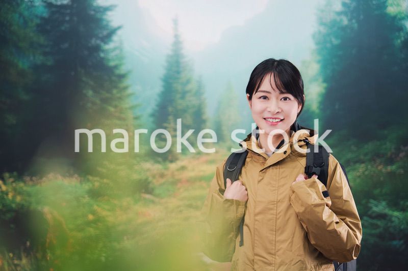 山登りを楽しむ若い女性