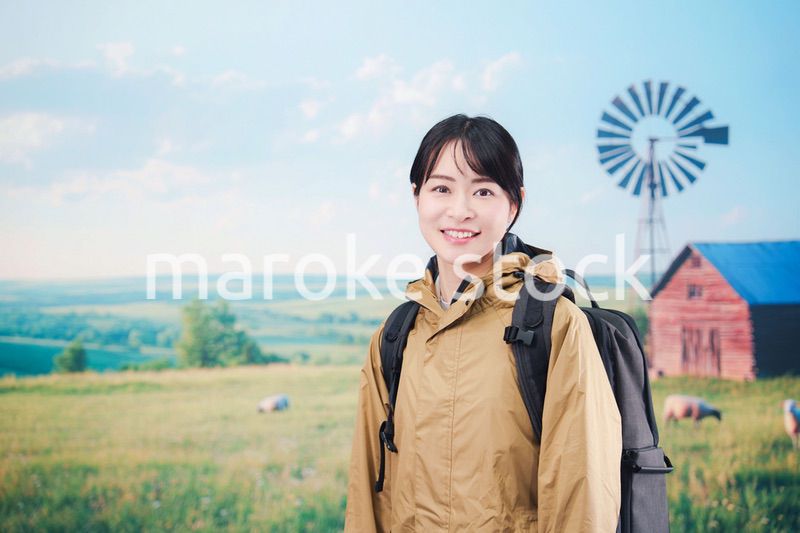 農村部を旅する若い女性