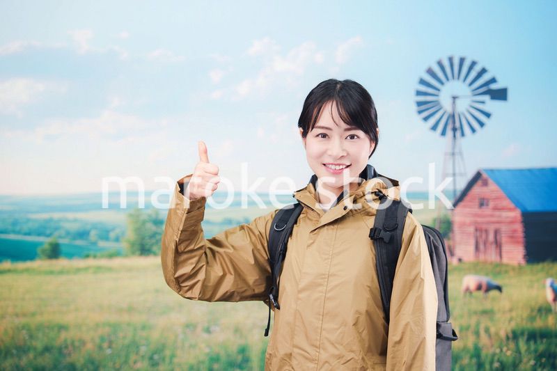 農村部を旅する若い女性