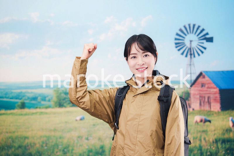 農村部を旅する若い女性