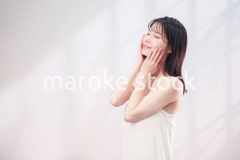 お肌の保湿をする若い女性