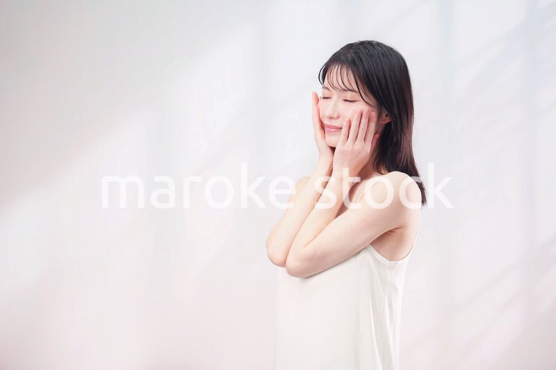 お肌の保湿をする若い女性