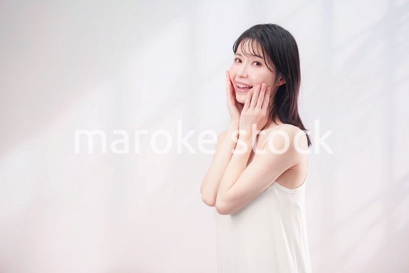 お肌の保湿をする若い女性