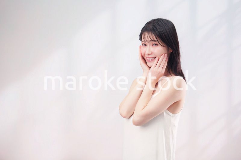 お肌の保湿をする若い女性