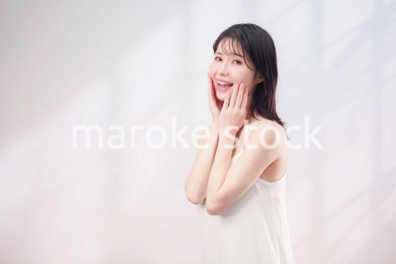 お肌の保湿をする若い女性