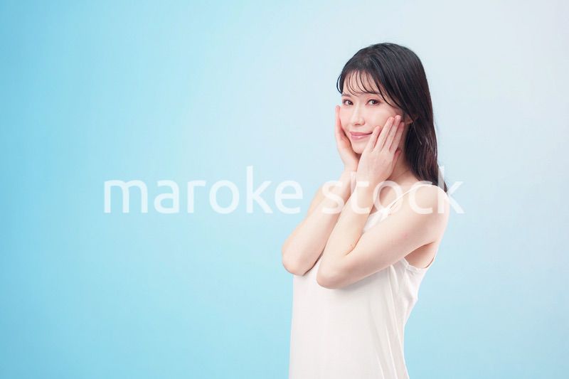 お肌の保湿をする若い女性