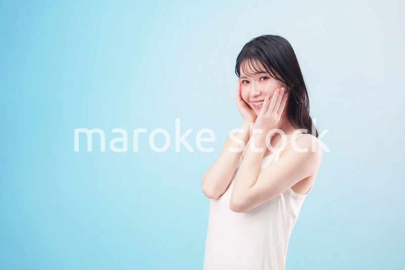 お肌の保湿をする若い女性