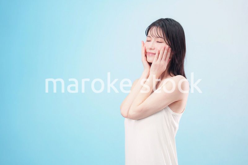 お肌の保湿をする若い女性