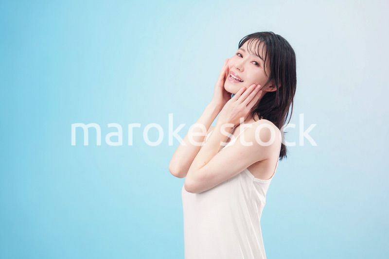 お肌の保湿をする若い女性