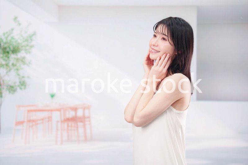 お肌の保湿をする若い女性