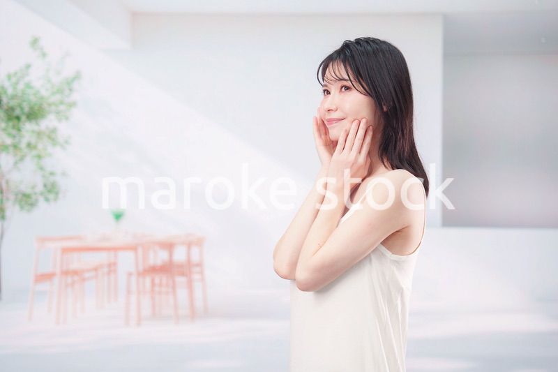 お肌の保湿をする若い女性