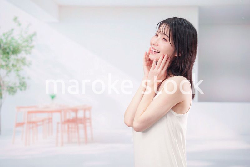 お肌の保湿をする若い女性