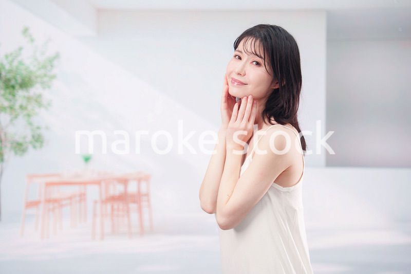 お肌の保湿をする若い女性