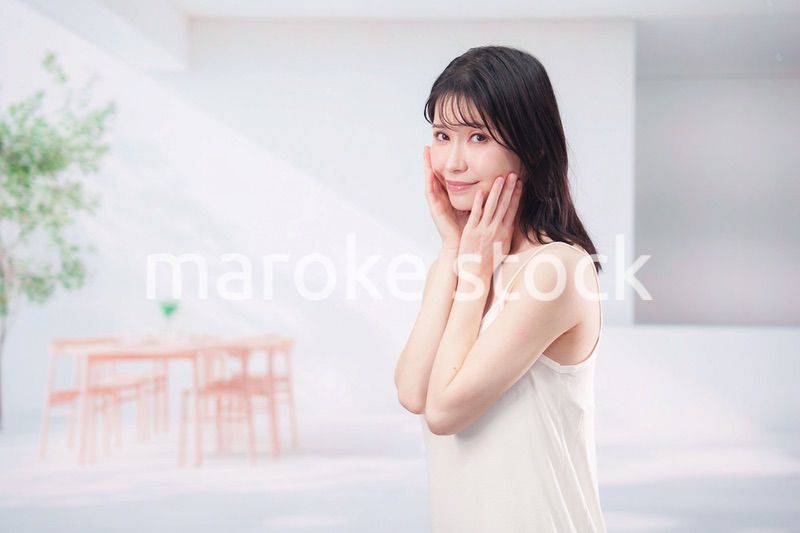 お肌の保湿をする若い女性