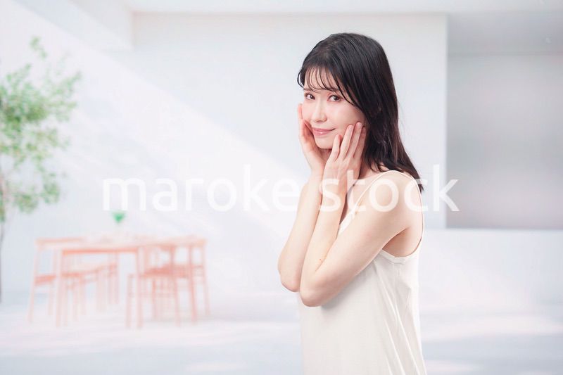 お肌の保湿をする若い女性