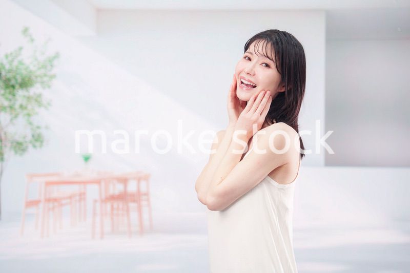 お肌の保湿をする若い女性