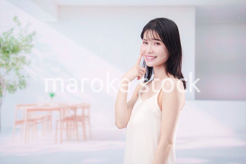 家で肌の調子を整える若い女性