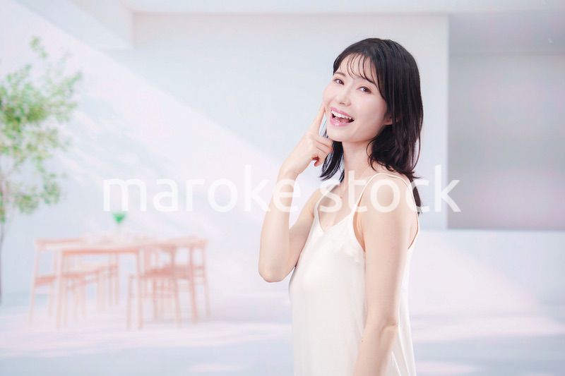 家で肌の調子を整える若い女性