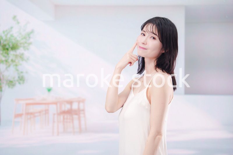 家で肌の調子を整える若い女性