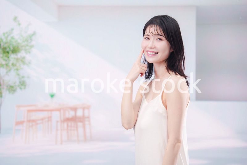 家で肌の調子を整える若い女性