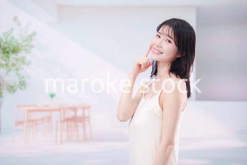 家で肌の調子を整える若い女性