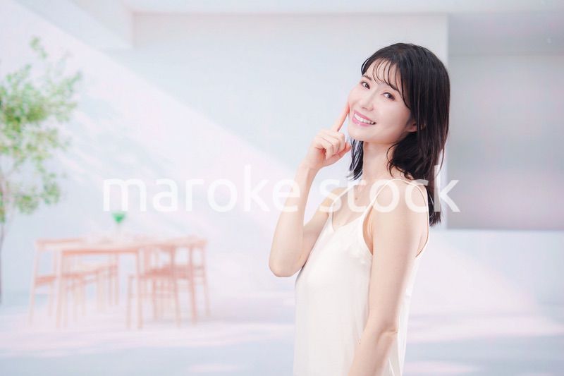 家で肌の調子を整える若い女性