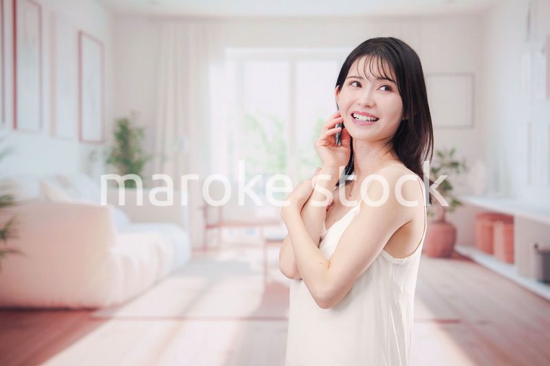 部屋でビューティケアをする若い女性