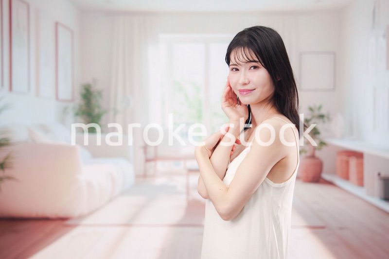 部屋でビューティケアをする若い女性