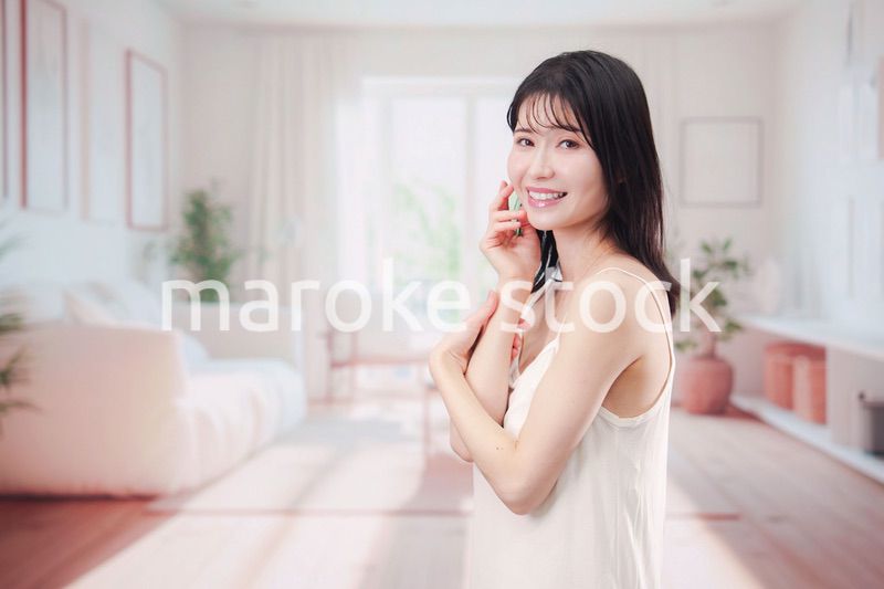 部屋でビューティケアをする若い女性