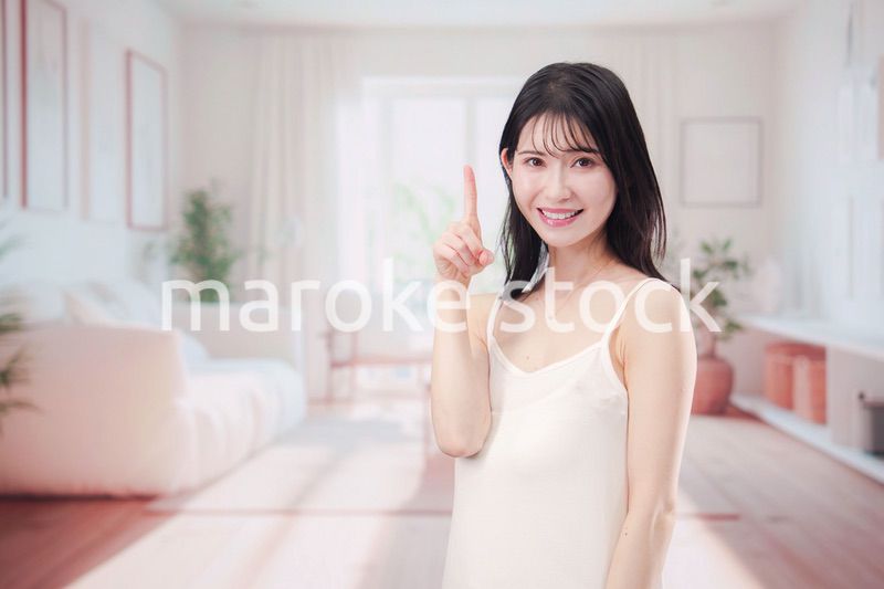 部屋でビューティケアをする若い女性