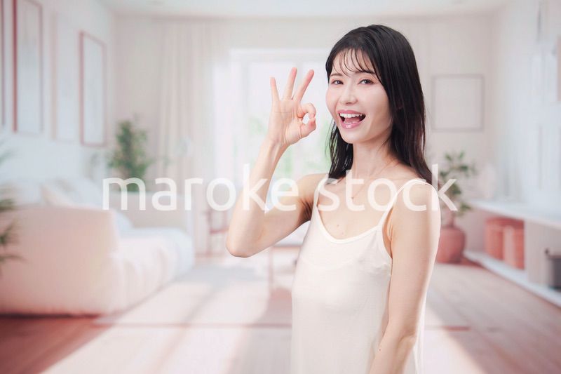 部屋でビューティケアをする若い女性