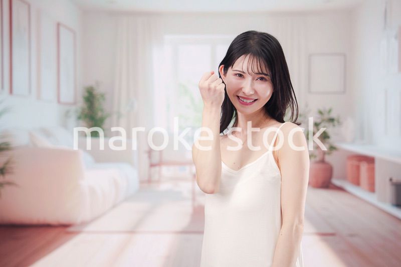 部屋でビューティケアをする若い女性