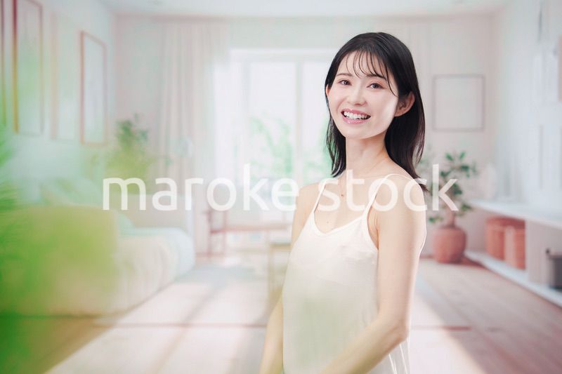 部屋でスキンケアをする若い女性