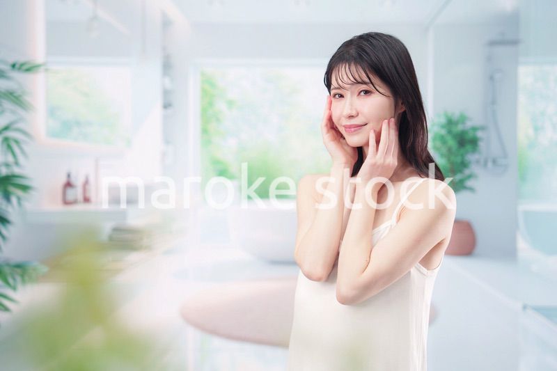 家でスキンケアをする若い女性