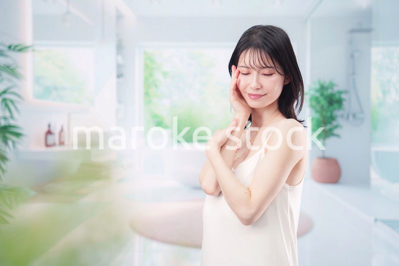 家でスキンケアをする若い女性