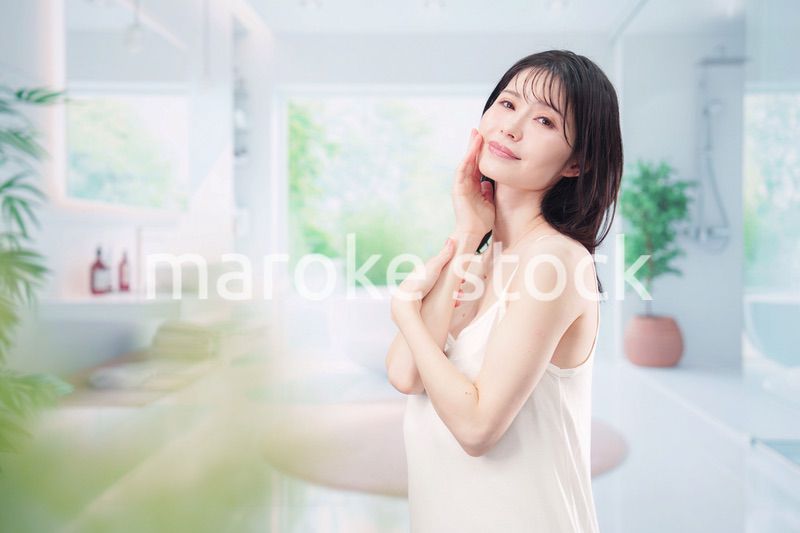 家でスキンケアをする若い女性