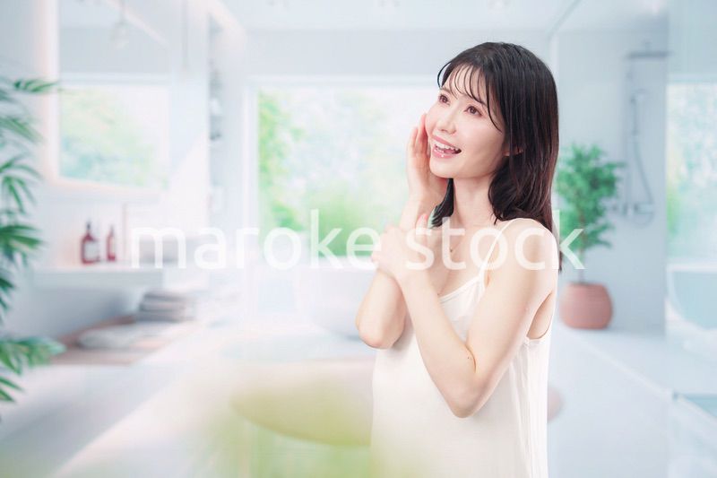 家でスキンケアをする若い女性