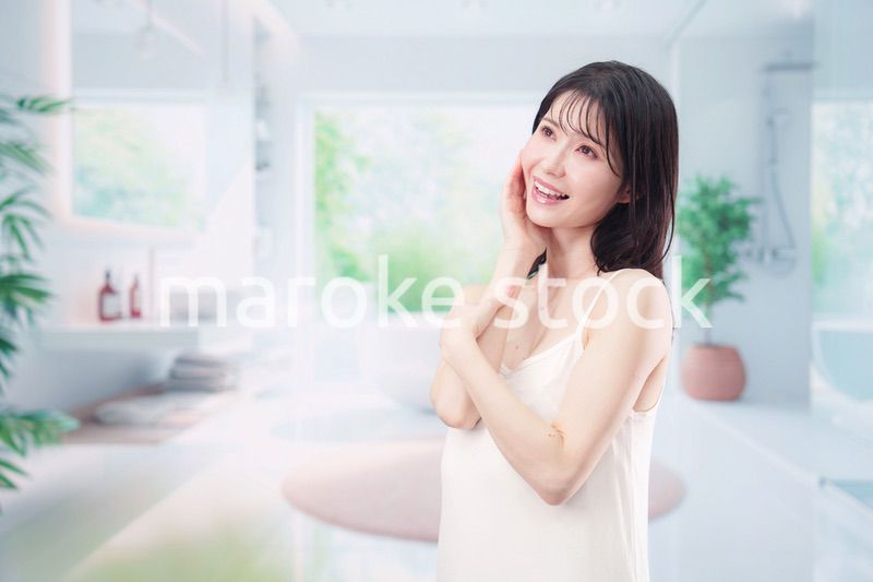 家でスキンケアをする若い女性