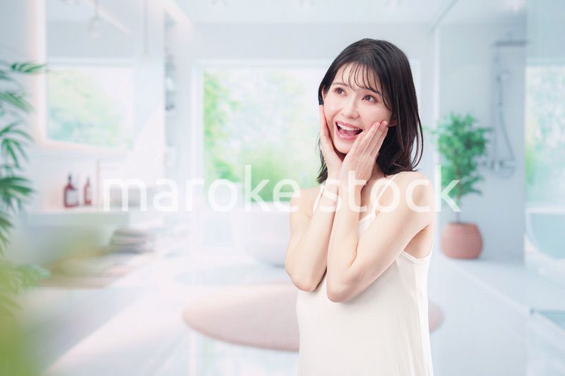 家でスキンケアをする若い女性